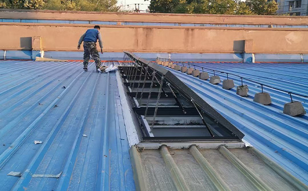 某区域性物流仓储中心可克达拉排烟窗系统安装项目