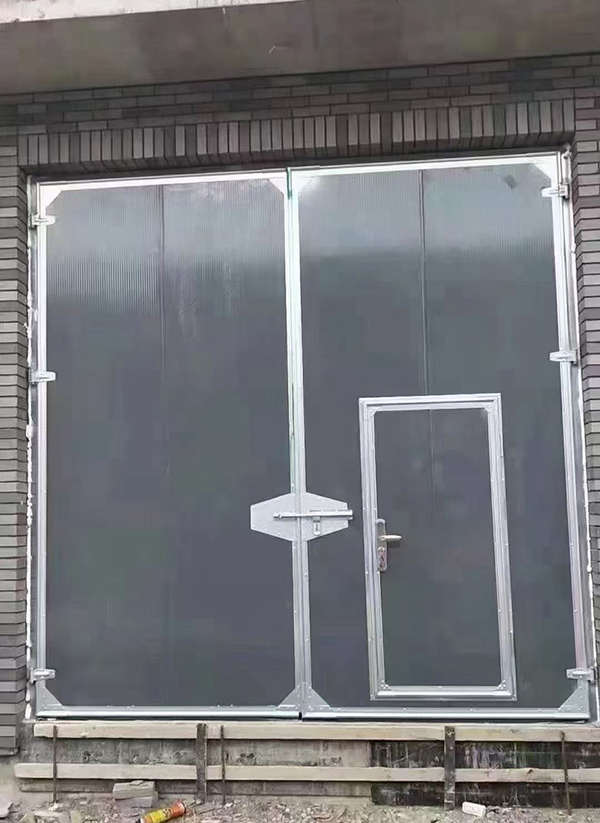 可克达拉工业平开门在大型设备制造车间的应用实例